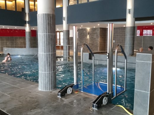 Bassin de piscine municipale équipée d'ascenseur LM10-E1 pour personne handicapée