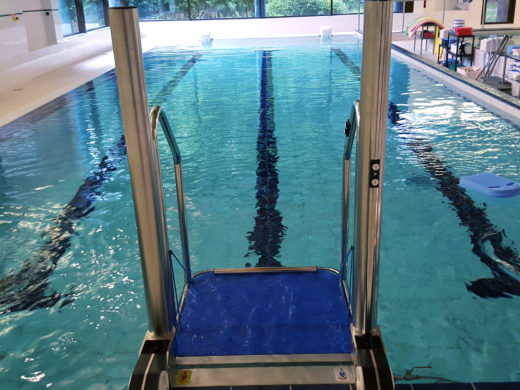 Ascenseur de piscine BSL CONCEPT LM10-E1 dans un couloir de nage