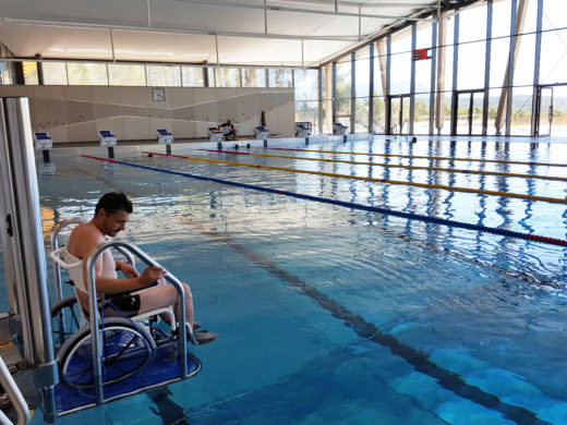 Ascenseur de piscine BSL CONCEPT LM10-E1 pour personne handicapée en fauteuil