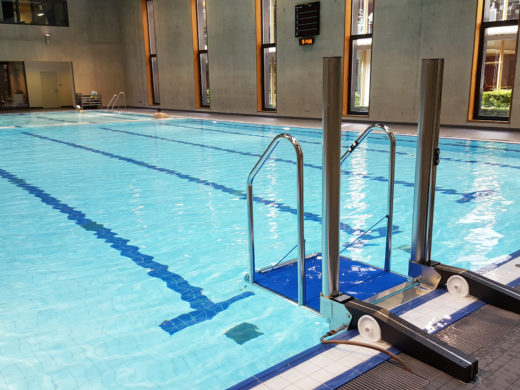 Bassin de piscine municipale équipée d'ascenseur LM10-E1 pour personne handicapée