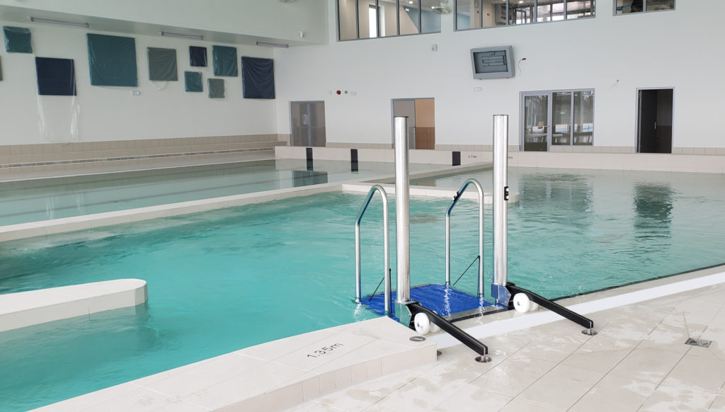 Bassin de piscine municipale équipée d'ascenseur LM10-E1 pour personne handicapée