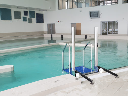 Bassin de piscine municipale équipée d'ascenseur LM10-E1 pour personne handicapée