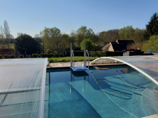 Installation d'ascenseur de piscine BSL CONCEPT LM10-E1 chez un particulier (piscine avec dôme)