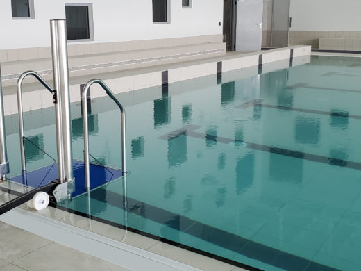 Bassin de piscine équipée de l'ascenseur de piscine LM10-E1