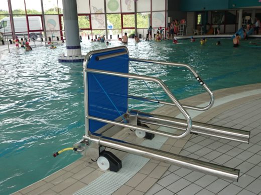 Ascenseur de piscine BSL CONCEPT LM10-E1 basculé vers l’arrière pour libérer le bassin de la piscine municipale