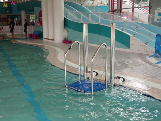 Installation d'ascenseur de piscine BSL CONCEPT LM10-E1 sur bord arrondi