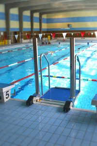 Ascenseur de piscine BSL CONCEPT LM10-E1 dans un couloir de nage Ascenseur de piscine BSL CONCEPT LM10-E1 dans un couloir de nage
